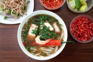 Quán bún mắm 20 năm ở Sài Gòn: mỗi ngày bán hơn 100 kg bún