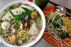 Quán bún mọc 40 năm hút khách ở Sài Gòn