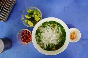 Quán bún nước hơn 20 năm trong hẻm nhỏ ở Sài Gòn