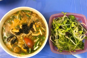 Quán bún ốc hơn 30 năm gần khu phố cổ Hà Nội