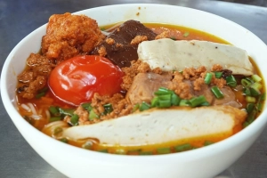 Quán bún riêu 30 năm ở Sài Gòn: bán 500 tô trong 6 tiếng