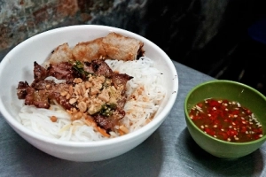 Quán bún thịt nướng hơn nửa thế kỷ dưới gầm chung cư Sài Gòn