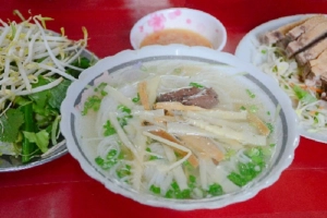 Quán bún vịt gần 60 năm ở Sài Gòn: muốn ăn phải đợi