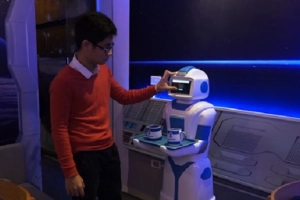 Quán cà phê đầu tiên có robot phục vụ tại Việt Nam