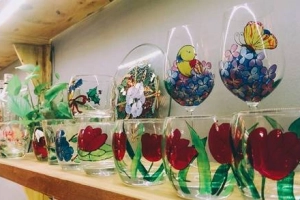 Quán cà phê kiêm xưởng vẽ thủy tinh ở Hà Nội