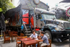 Quán cà phê làm bằng xe đầu kéo container ở Sài Gòn