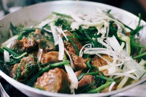 Quán chả cá Hà Nội nướng than hoa thơm nức cả phố
