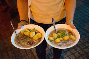 Quán cháo lòng gần 30 năm dành cho &#8216;cú đêm&#8217; ở Sài Gòn