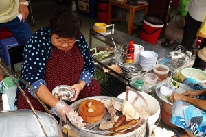 Quán cháo lòng sau 80 năm vẫn bán trên gánh ở Sài Gòn