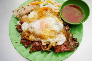 Quán cơm 23 năm ở Sài Gòn bán sườn to bằng gang tay