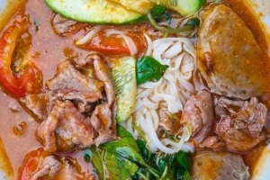 Quán hủ tiếu sa tế lề đường hơn 50 năm ở Sài Gòn