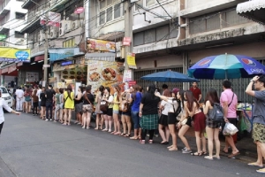 Quán mì giữa Bangkok muốn ăn phải rồng rắn xếp hàng