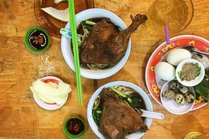 Quán mì vịt tiềm hơn nửa thế kỷ nức tiếng ở Sài Gòn