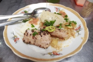 Quán nem chua nướng kèm bánh Huế ở Sài Gòn chỉ 2 tiếng là hết hàng