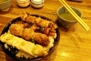Quán thịt gà xiên nướng mở gần 100 năm ở Tokyo
