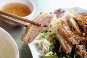 Quán trong hẻm Sài Gòn bán 62.000 đồng suất cháo gỏi vịt
