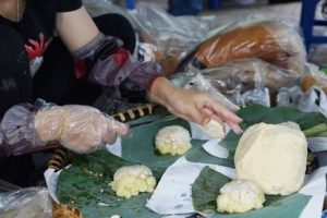Quán xôi 10.000 đồng bán không nghỉ tay ở Hà Nội