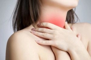 Rát cổ sau 5 ngày tiếp xúc với người nhiễm Covid-19 có sao không?