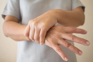 Run tay kèm ra mồ hôi tay chân là bệnh gì?