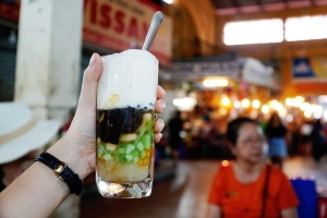 Sạp chè 5 m2 bán gần 1.000 ly mỗi ngày ở chợ Bến Thành