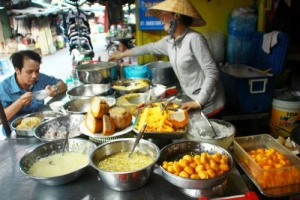 Sạp chè Campuchia độc đáo tại chợ Sài Gòn