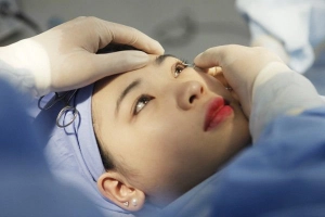 Sau khi phẫu thuật cận thị mắt có hồi phục như mắt bình thường không?