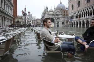 Sống chung nước lũ ở Venice