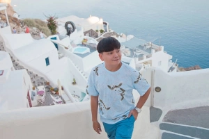 Stylist Trịnh Tú Trung chia sẻ kinh nghiệm đi đảo thiên đường Santorini