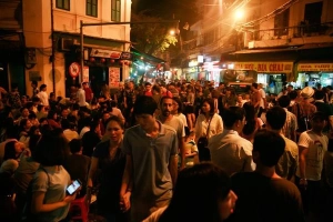 Sự khác lạ của phố Tây Hà Nội về đêm