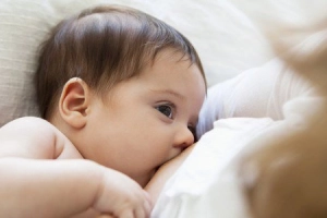 Sữa mẹ màu vàng có tốt không?