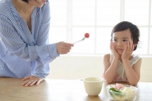 Tác hại khi ép trẻ ăn nhiều