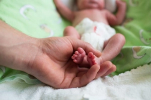 Tại sao trẻ sinh non, nhẹ cân cần tầm soát bệnh lý võng mạc sinh non?