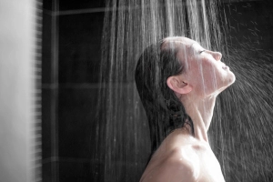 Tắm khuya có thực sự liên quan đến đột quỵ?