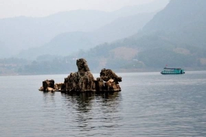 Thác Bờ, một Hạ Long trên cao