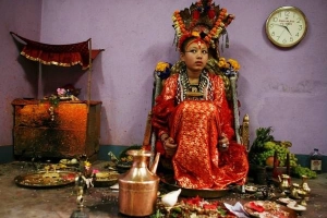 Thánh sống tại Nepal - những đứa trẻ chân không chạm đất