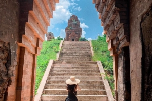 Tháp Bánh Ít thu hút giới trẻ Việt check-in