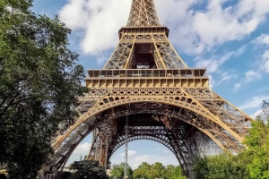 Tháp Eiffel của Pháp đã mở lại sau 9 tháng đóng cửa