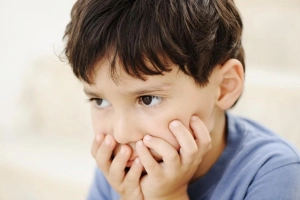 Theo dõi mốc phát hiện chậm nói để can thiệp sớm cho trẻ