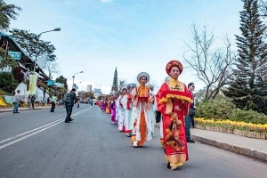 Thiếu nữ rước phấn về cho hoa tại festival Đà Lạt