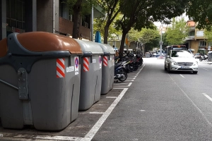 Thùng rác, ôtô, xe máy xếp đầy lòng đường ở Barcelona