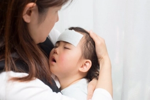 Thuốc hạ sốt cho bé uống cách nhau bao lâu?