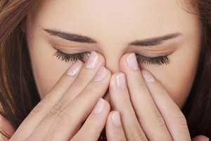 Thường xuyên co giật mí mắt là dấu hiệu bệnh gì?