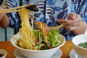 Tiệm ăn gốc Hoa tự chế sợi mì với trứng suốt 30 năm ở Sài Gòn