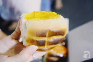 Tiệm bánh mì vỉa hè siêu hấp dẫn, ngày nào khách cũng xếp hàng dài đợi mua ở Bangkok