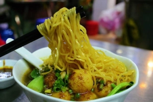 Tiệm mì cá viên cà ri không tên gần hai thập kỷ ở Sài Gòn