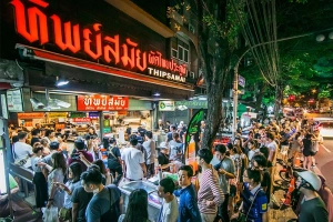 Tiệm pad Thái xếp hàng dài nhất Bangkok