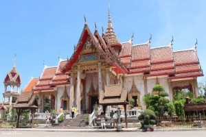 Tiếng pháo cầu may ở ngôi chùa lớn nhất Phuket