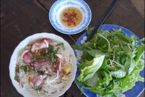 Tô bún mực nóng hổi cho buổi trưa ở Đại Lãnh
