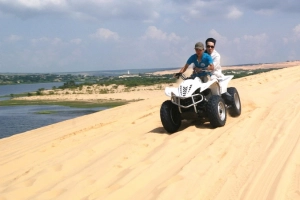 Trải nghiệm phi xe tốc độ trên đồi cát ở Bình Thuận