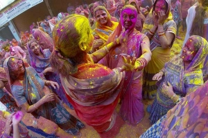 Tràn ngập sắc màu trong lễ hội Holi 2016 ở Ấn Độ